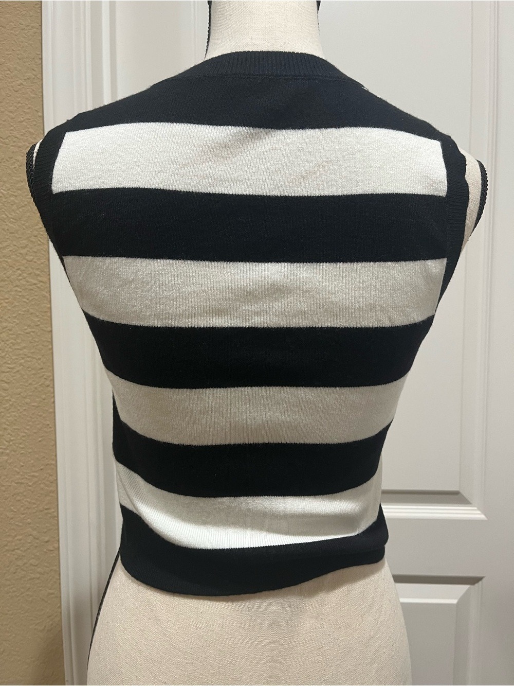 BLACK AND WHITE STRIPED SLEEVELESS KNIT TANK TOP - Picture 3 of 5